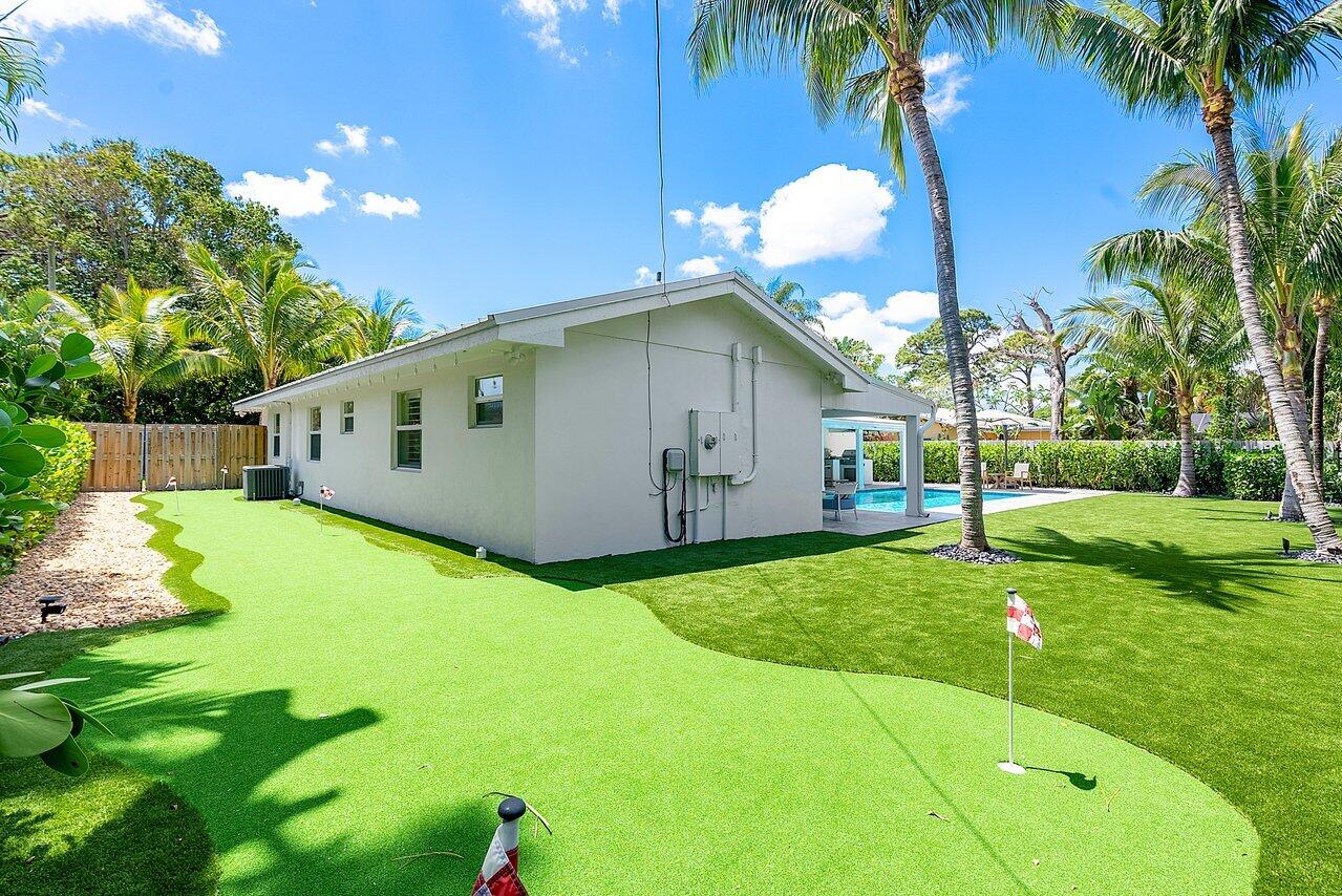 911 Southwest 27th Terrace Boynton Beach, FL 33435 - Photo 35 of 55 Putting Green