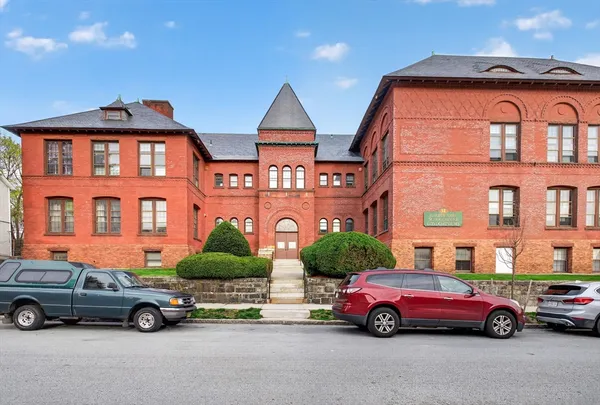 $324,900 | 31 Elizabeth Street, Unit 202, Worcester, MA 01605