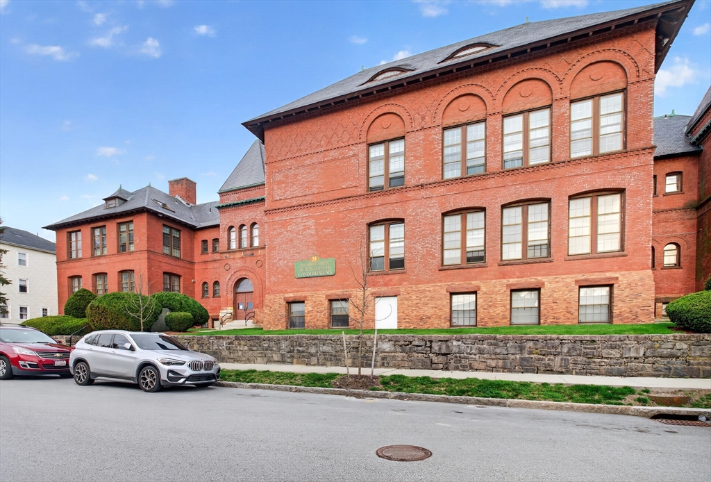 31 Elizabeth Street, Unit 202 Worcester, MA 01605 - Photo 2 of 30