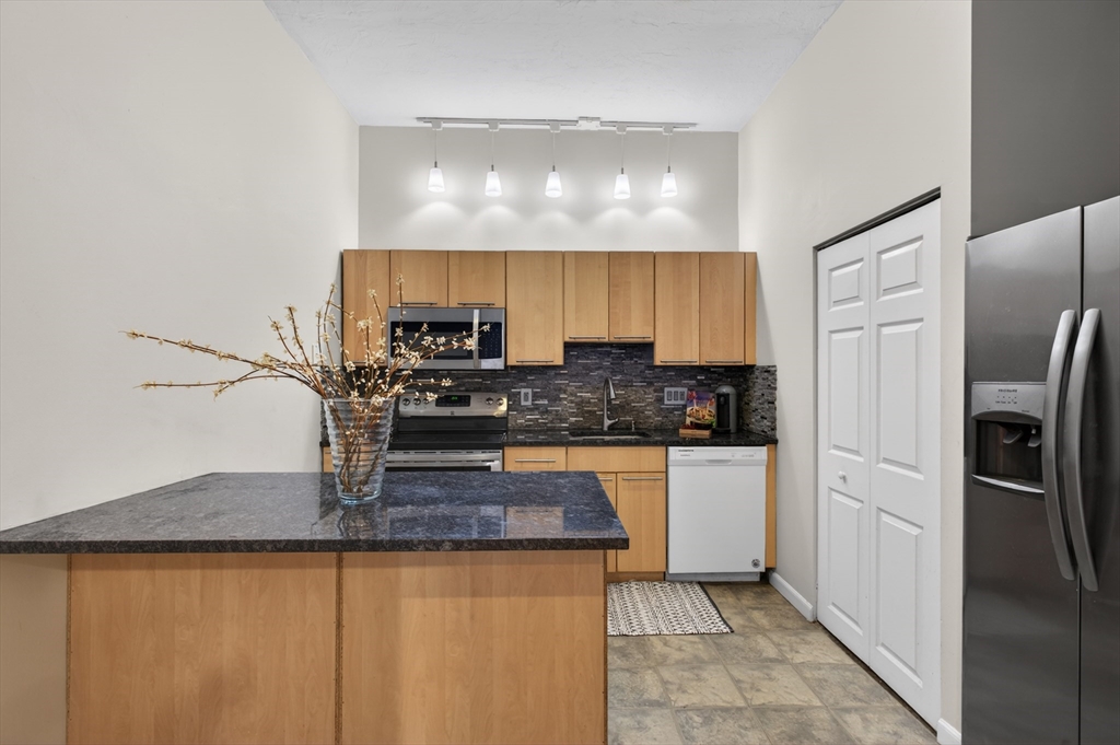 31 Elizabeth Street, Unit 202 Worcester, MA 01605 - Photo 22 of 30
