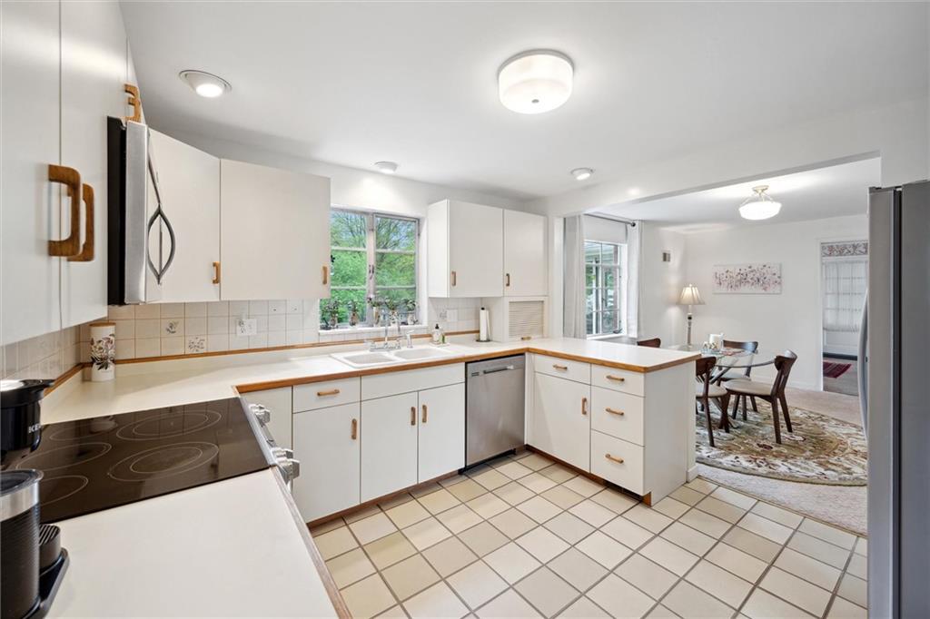 900 Field Club Road Pittsburgh, PA 15238 - Photo 18 of 44 Kitchen and breakfast area