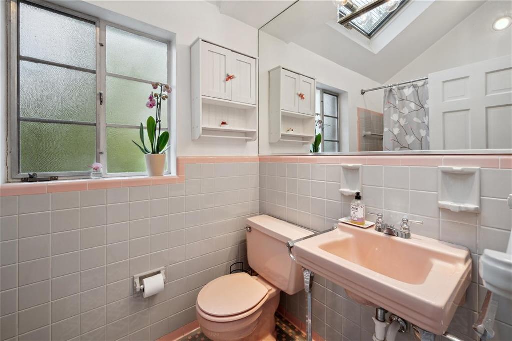 900 Field Club Road Pittsburgh, PA 15238 - Photo 29 of 44 Second floor shared full bathroom