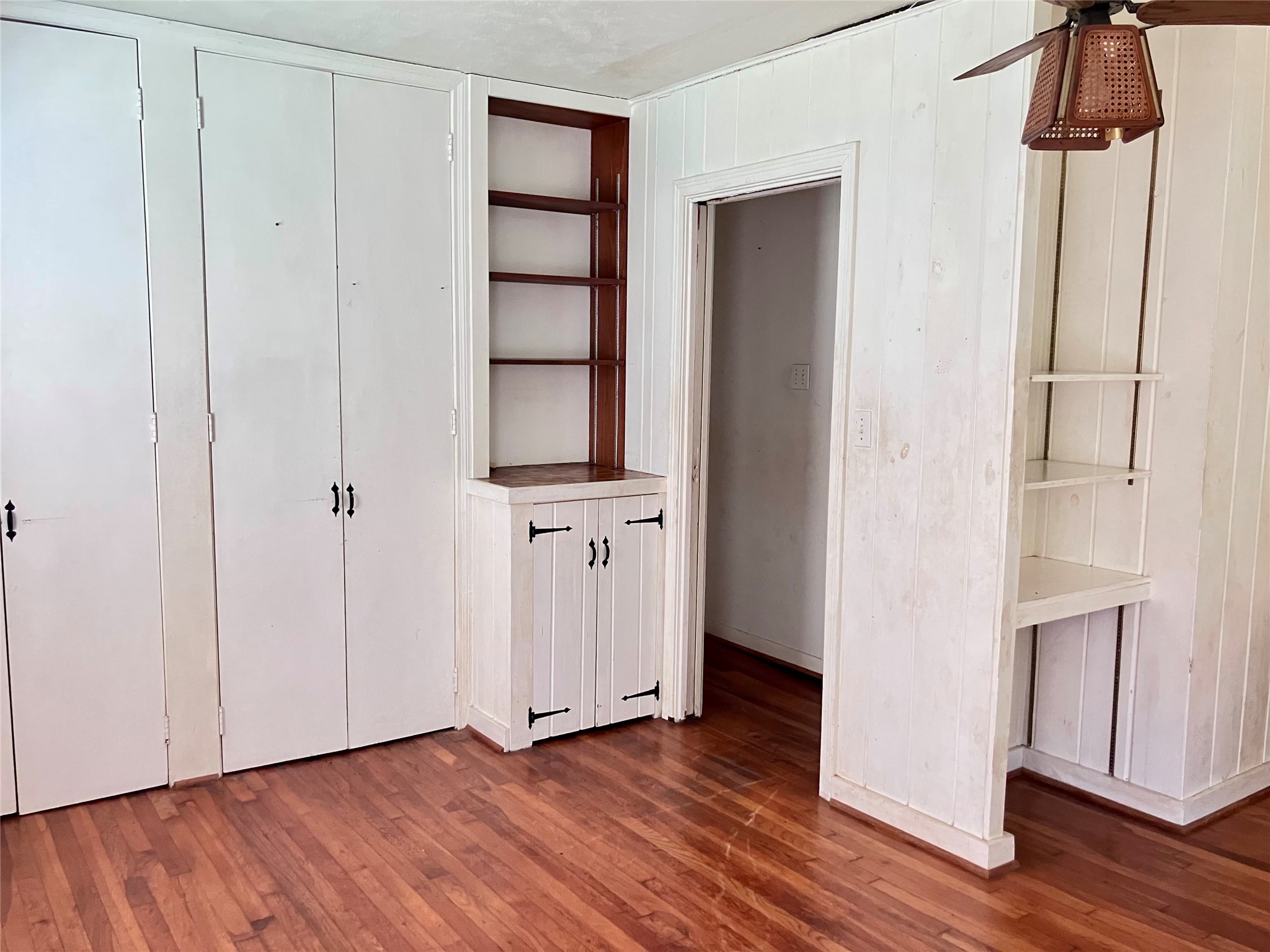 5012 Winding Way Dickinson, TX 77539 - Photo 18 of 24 an empty room with wooden floor and cabinet