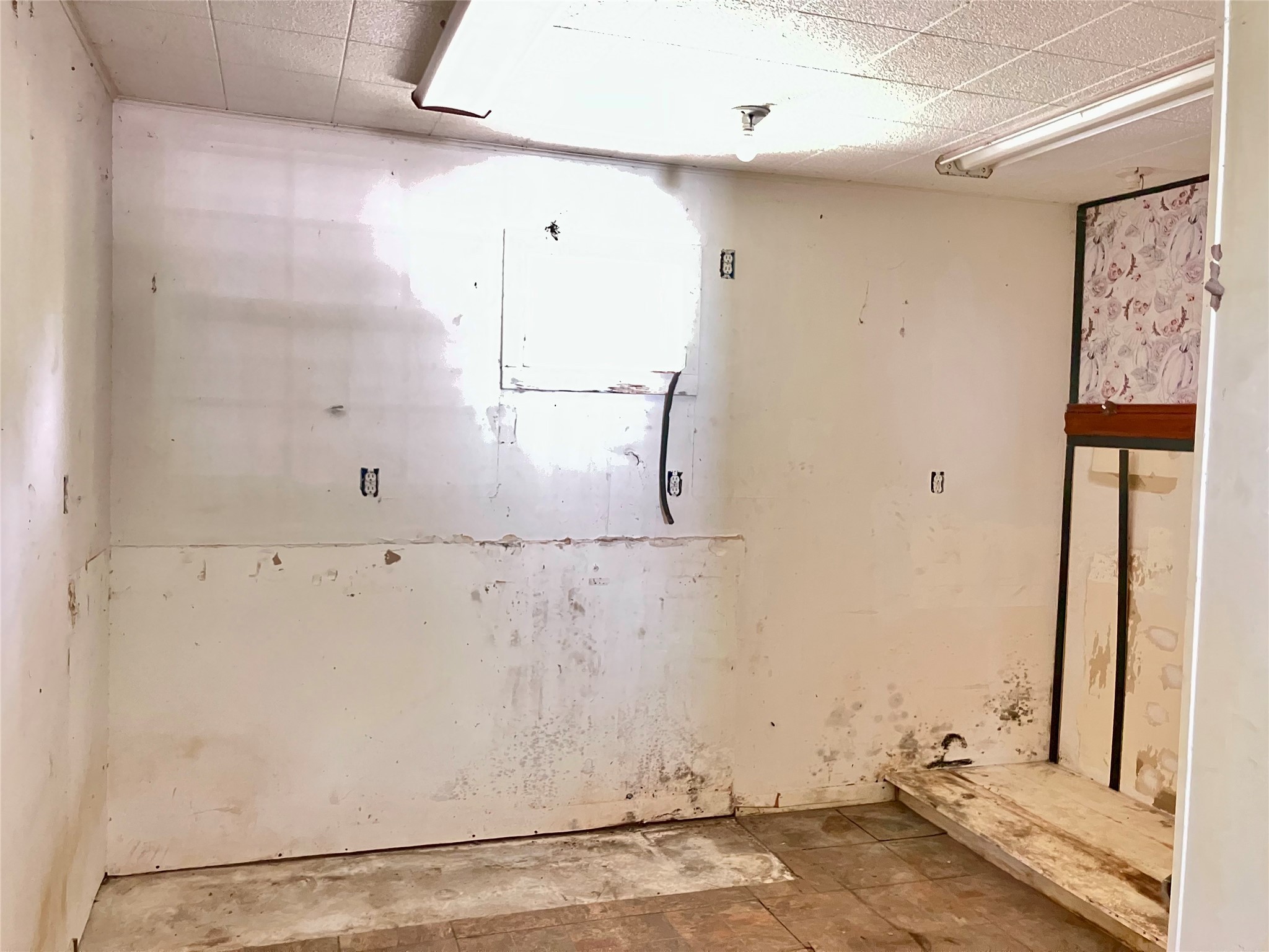 5012 Winding Way Dickinson, TX 77539 - Photo 20 of 24 a view of wall with window