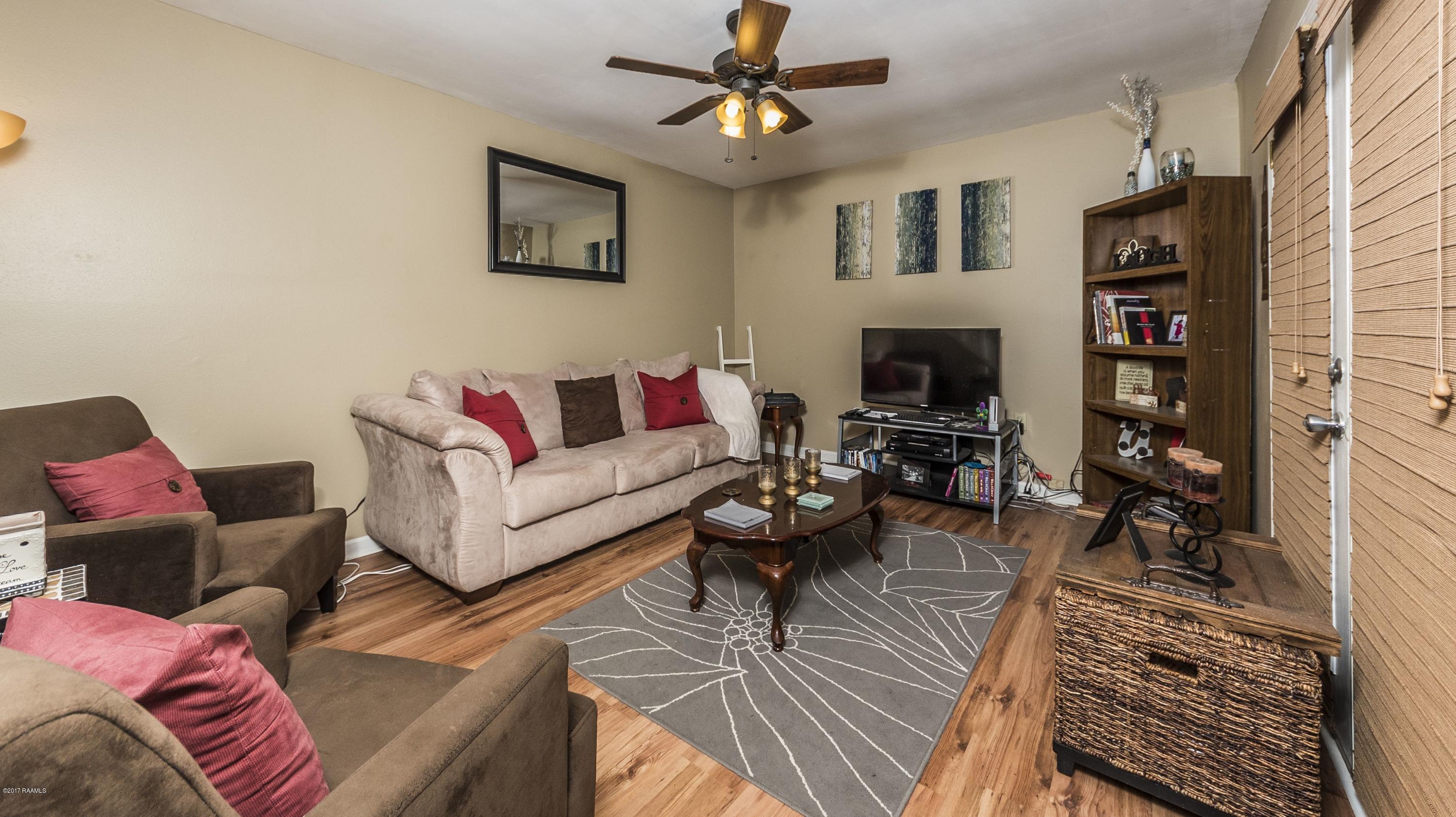201 Cougar Ridge, Unit 4 Lafayette, LA 70508 - Photo 2 of 16 4 Living Room 3 (2)