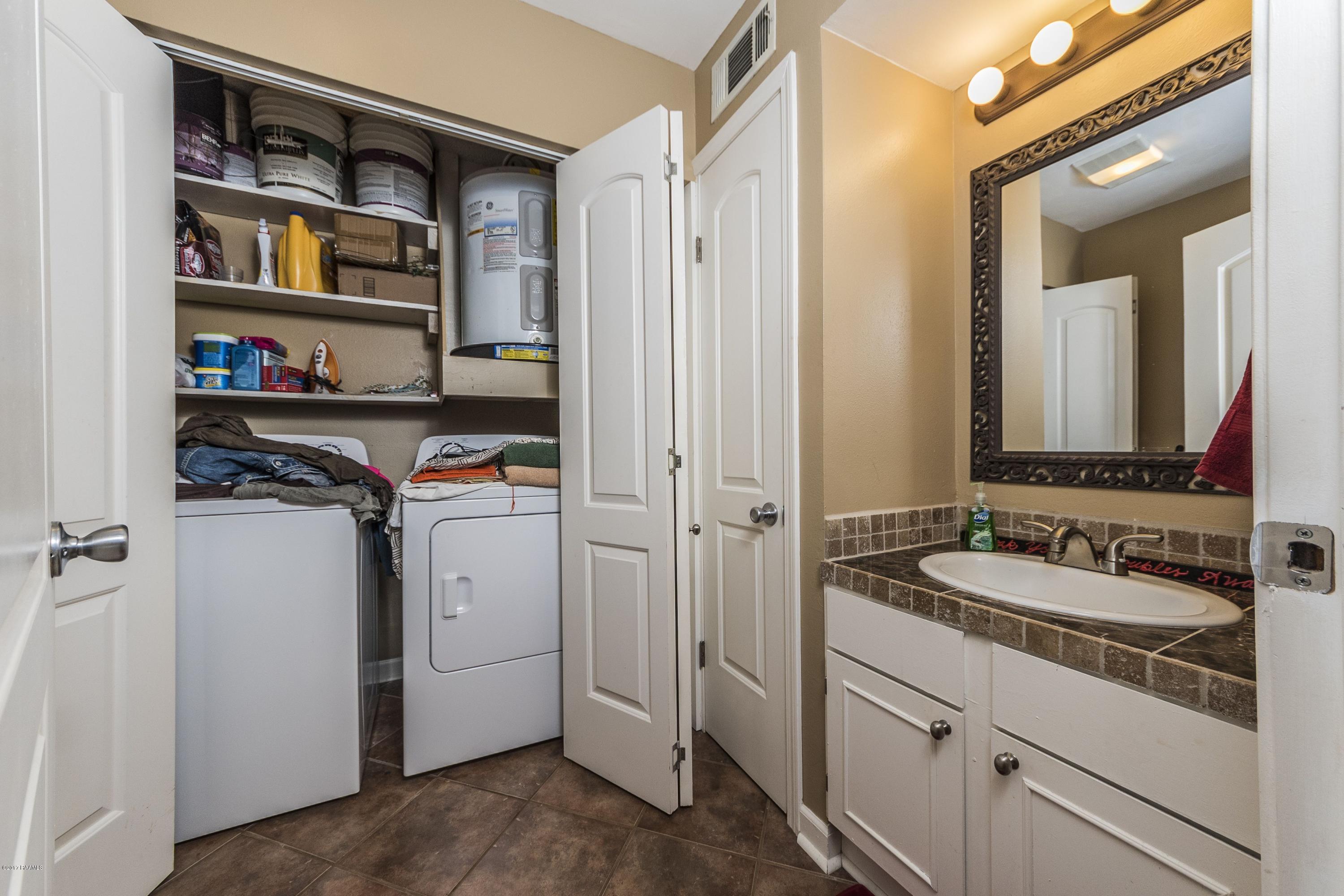 201 Cougar Ridge, Unit 4 Lafayette, LA 70508 - Photo 9 of 16 15 Half Bath - Laundry 2