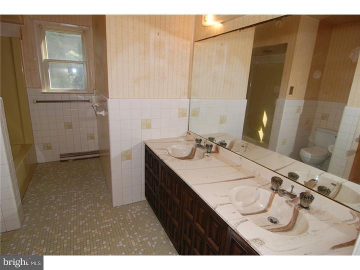 2915 Leiszs Bridge Road Reading, PA 19605 - Photo 18 of 25 Bathroom