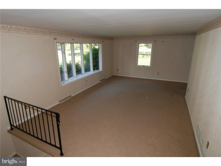 2915 Leiszs Bridge Road Reading, PA 19605 - Photo 5 of 25 Living Room