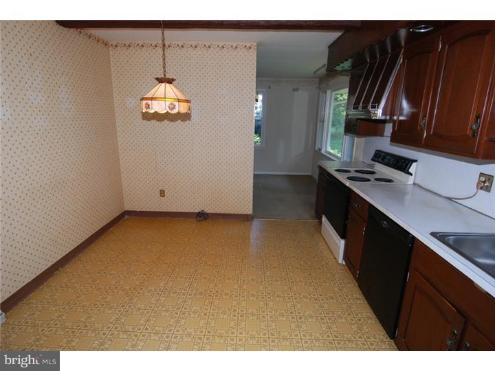 2915 Leiszs Bridge Road Reading, PA 19605 - Photo 10 of 25 Kitchen