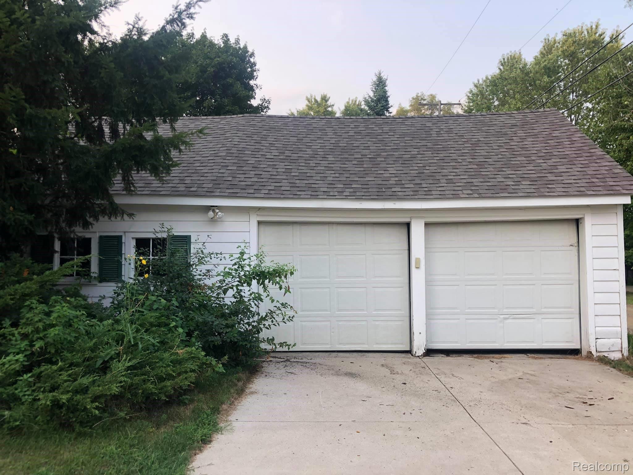 2466 West Auburn Road Rochester, MI 48309 - Photo 6 of 34 2 Car Garage and workshop