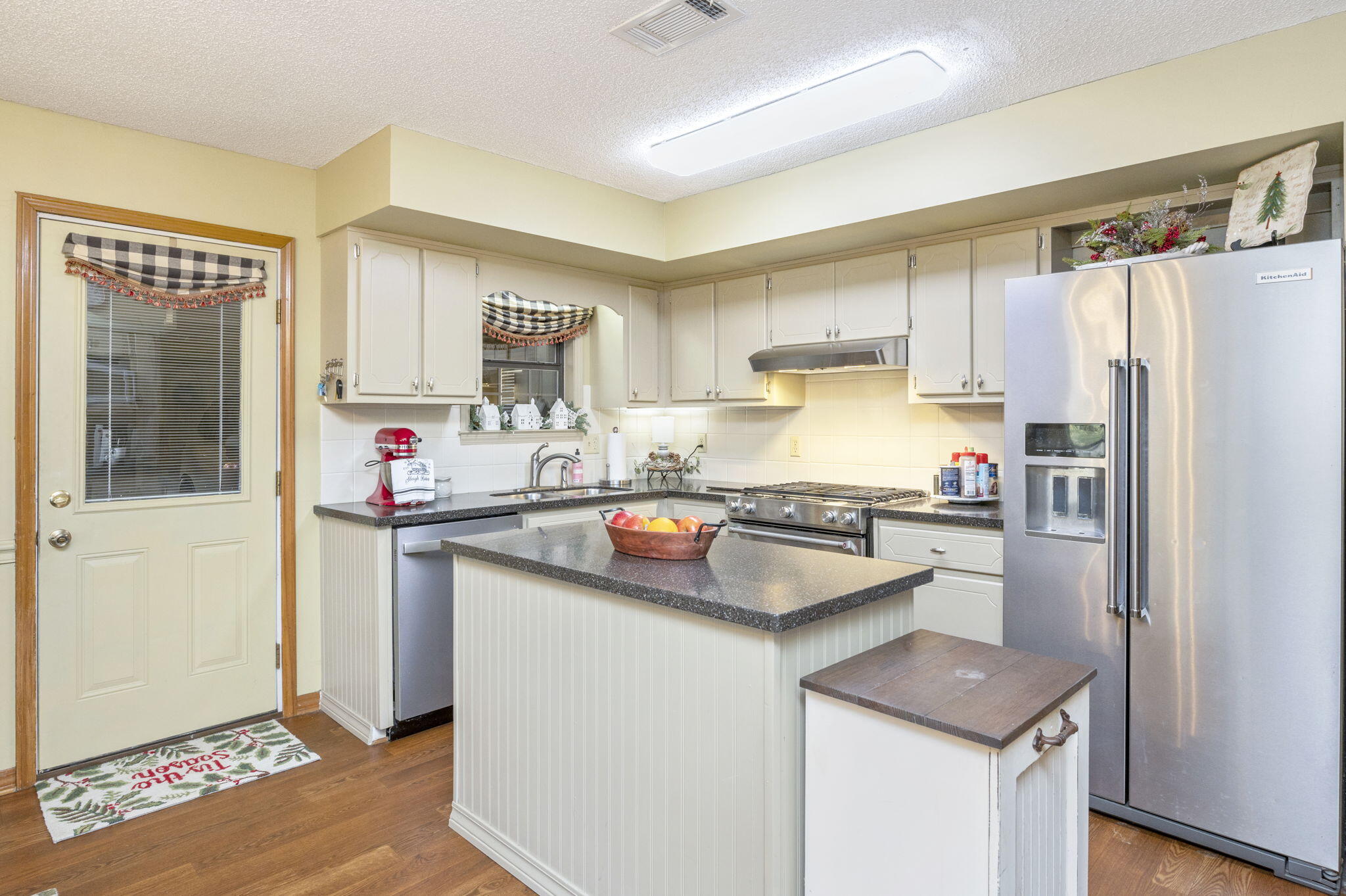 5811 Dairy Road Baker, FL 32531 - Photo 9 of 36 a kitchen with a sink stove and refrigerator