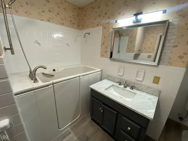 $1,995 | 2530 West 44th Street, Indianapolis, IN 46228