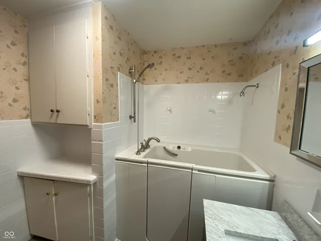 $1,995 | 2530 West 44th Street, Indianapolis, IN 46228