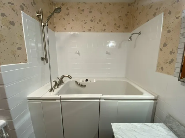 $1,995 | 2530 West 44th Street, Indianapolis, IN 46228