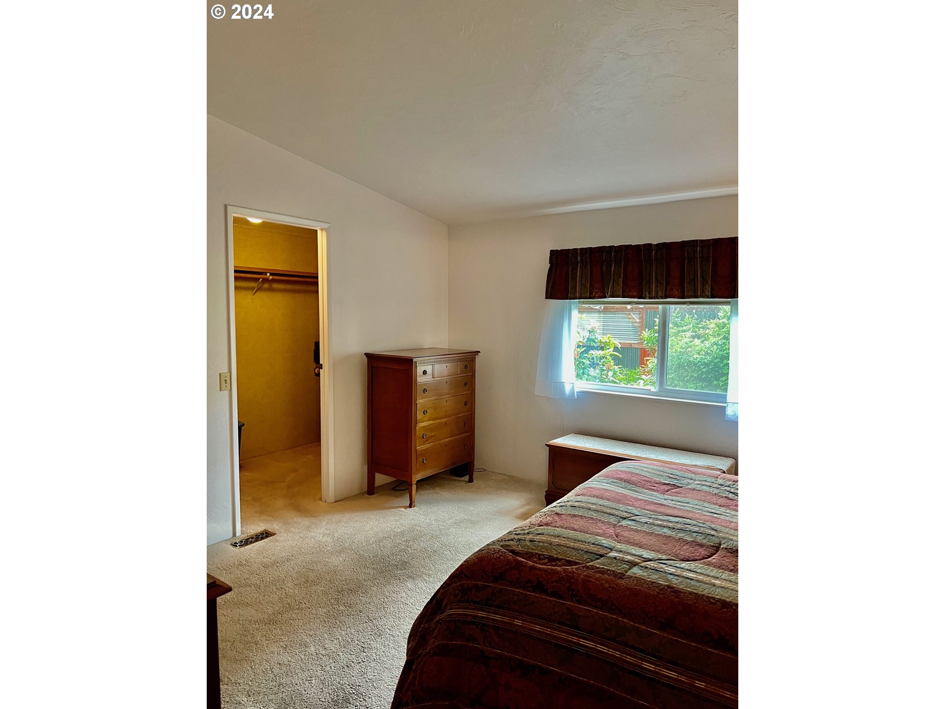 1601 Rhododendron Drive, Unit 694 Florence, OR 97439 - Photo 14 of 32 a bedroom with a bed and a window