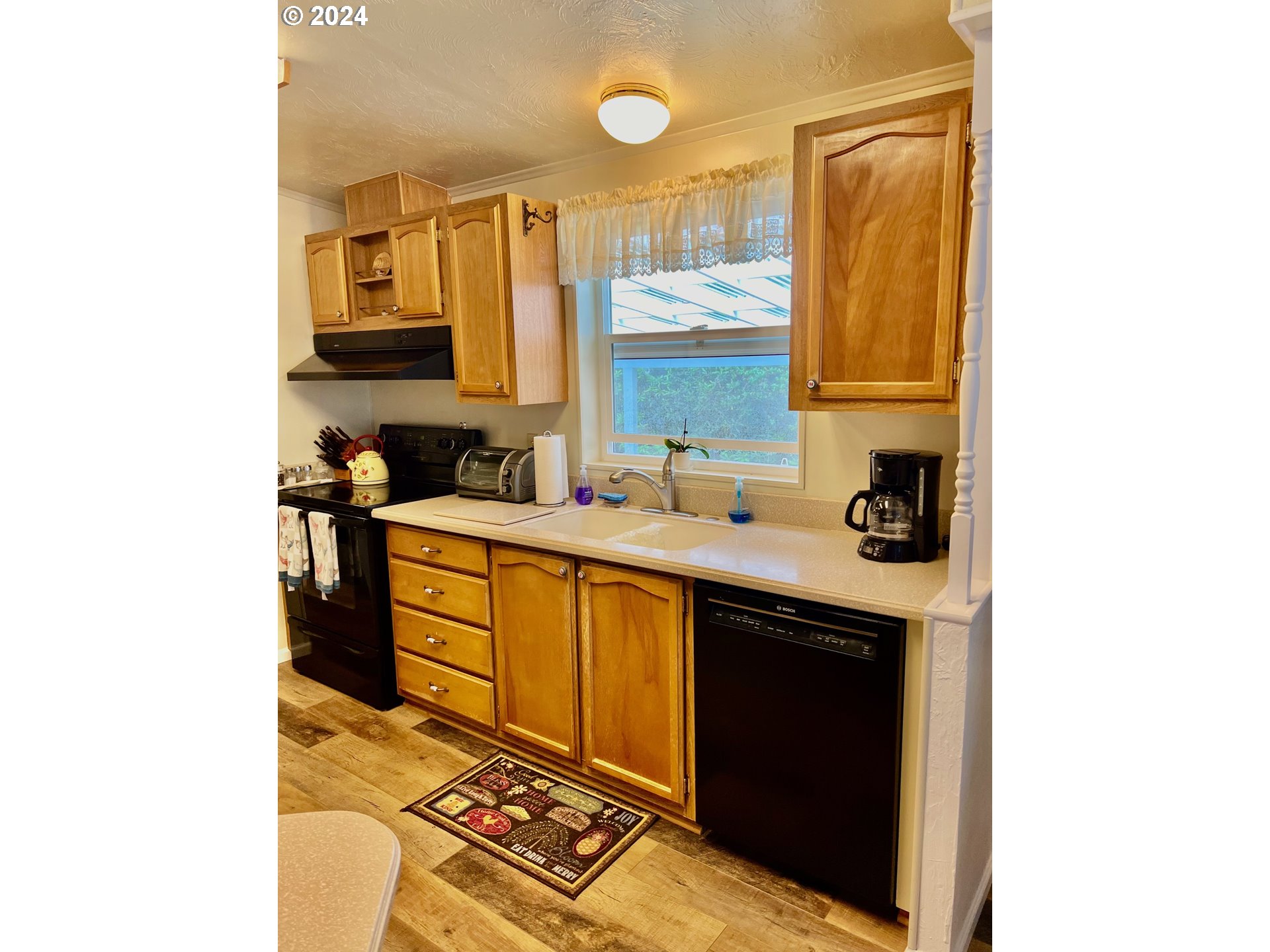 1601 Rhododendron Drive, Unit 694 Florence, OR 97439 - Photo 3 of 32 a bathroom with a sink and a mirror