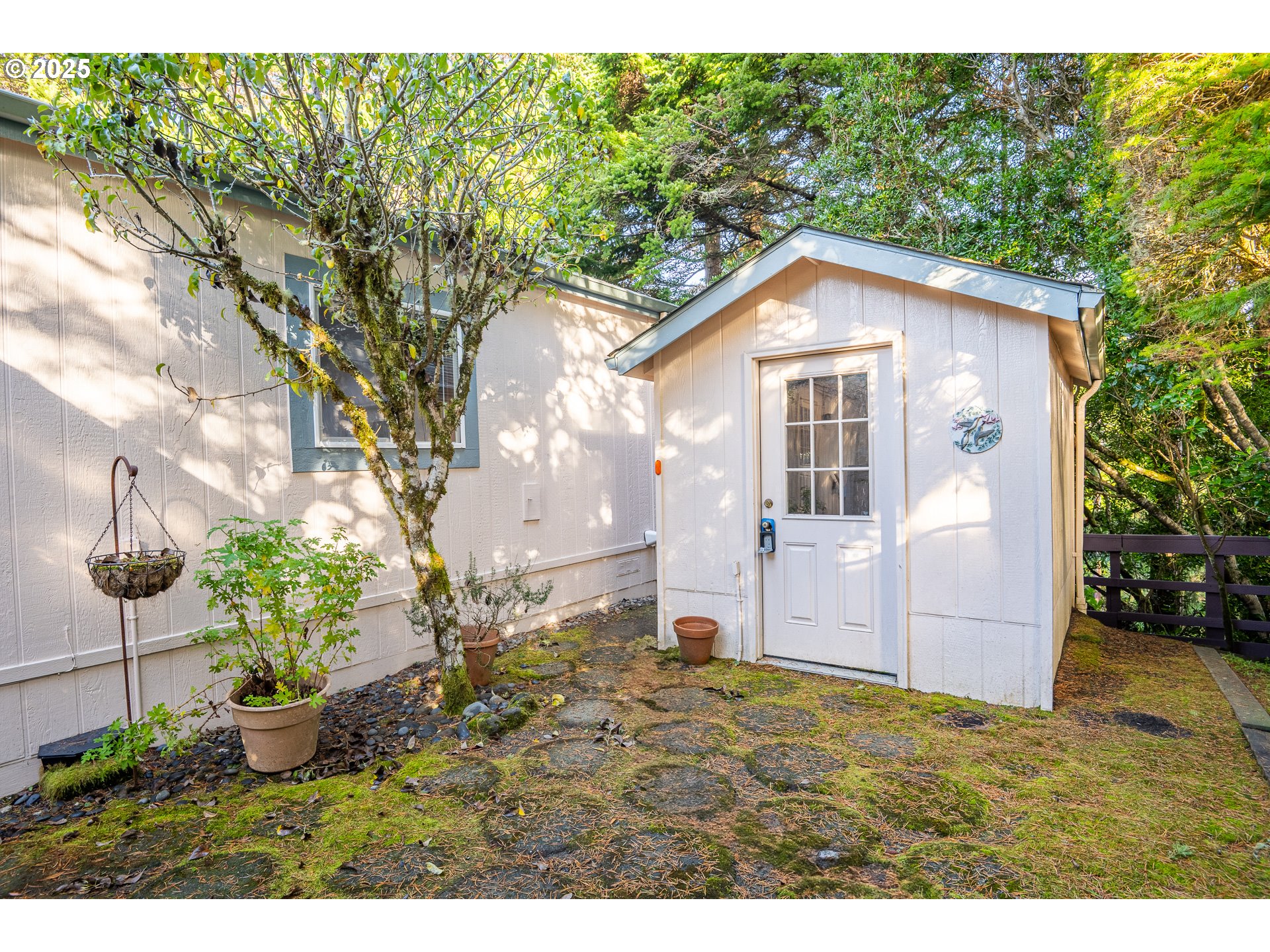 1601 Rhododendron Drive, Unit 694 Florence, OR 97439 - Photo 30 of 32 a view of a backyard of the house