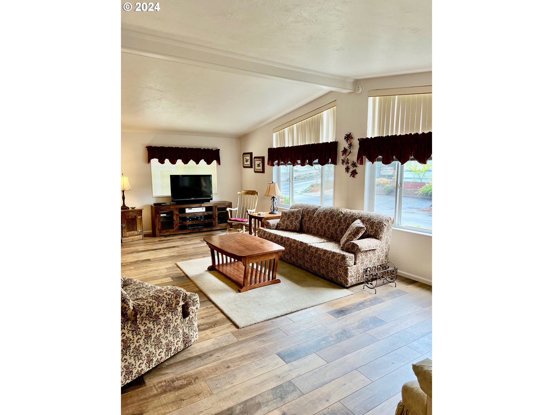 1601 Rhododendron Drive, Unit 694 Florence, OR 97439 - Photo 6 of 32 a living room with furniture and large mirror