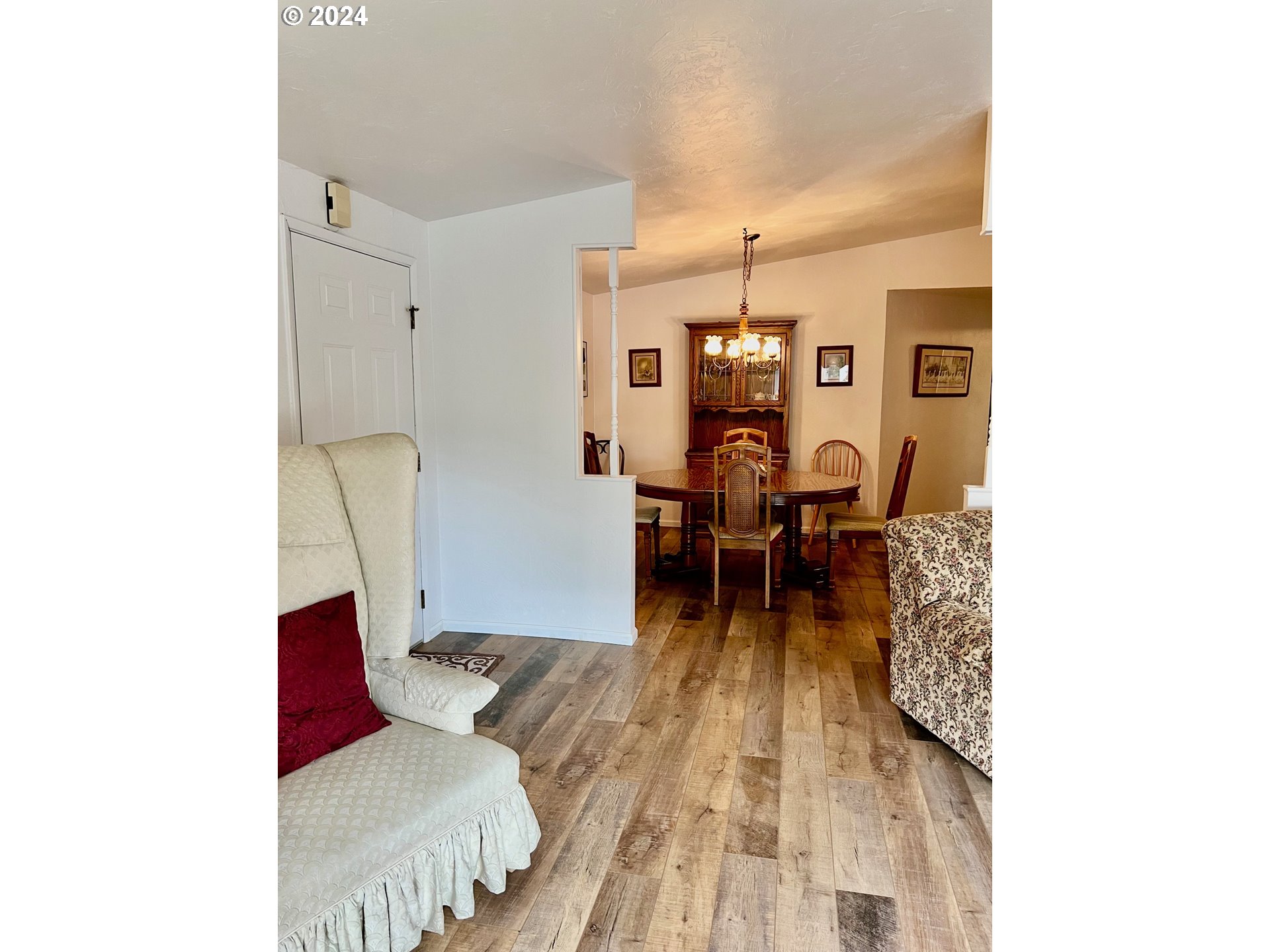 1601 Rhododendron Drive, Unit 694 Florence, OR 97439 - Photo 9 of 32 a living room with furniture and a table