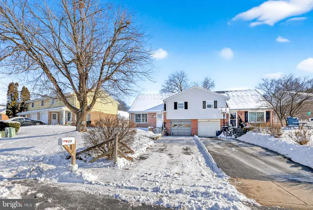 $199,900 | 223 Colonial Drive, Akron, PA 17501