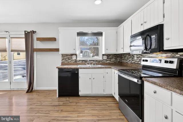 $199,900 | 223 Colonial Drive, Akron, PA 17501