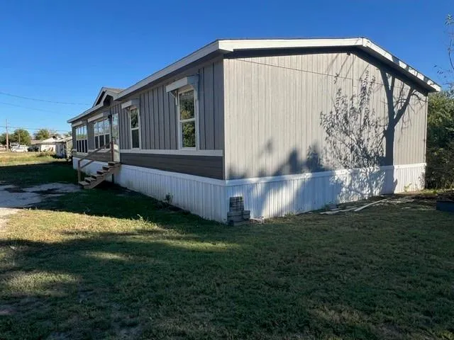 a view of a yard with a tree