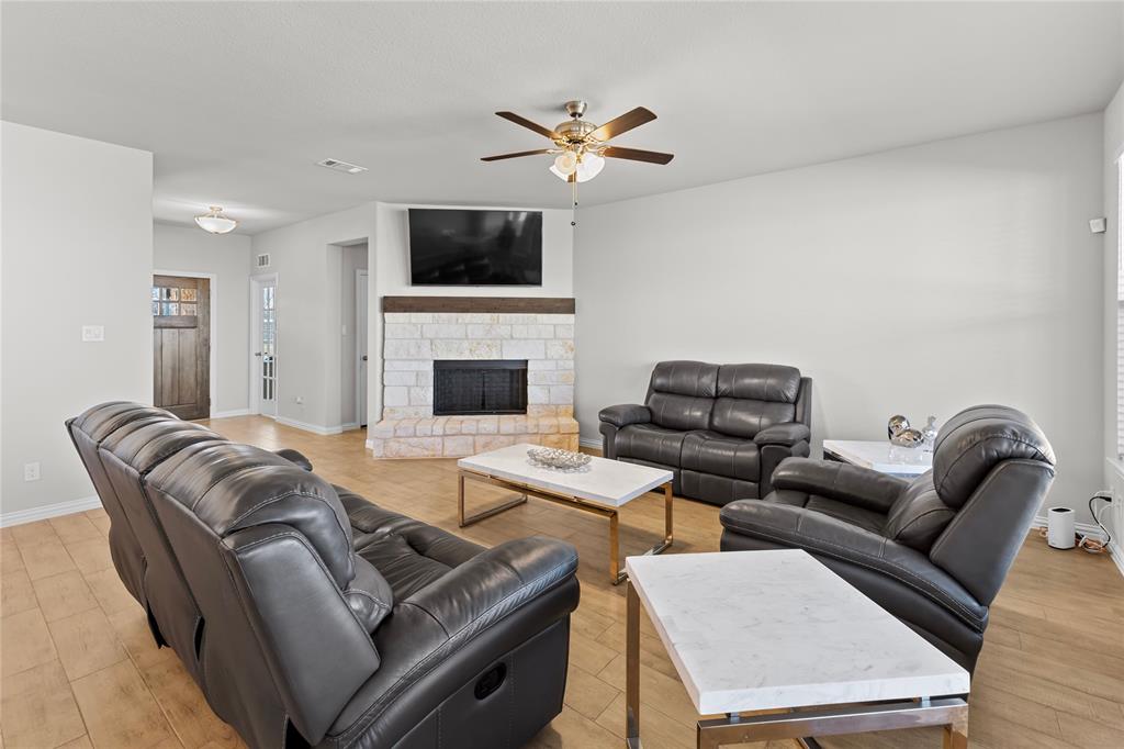 185 Chester Road Springtown, TX 76082 - Photo 3 of 20