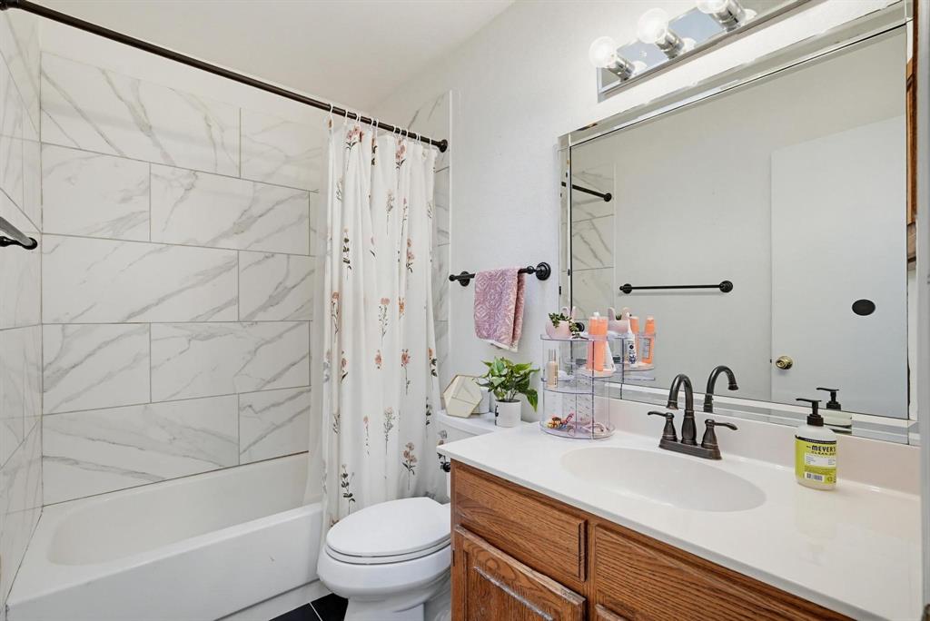 322 West Harwood Road, Unit B Hurst, TX 76054 - Photo 24 of 34 Upstairs bath