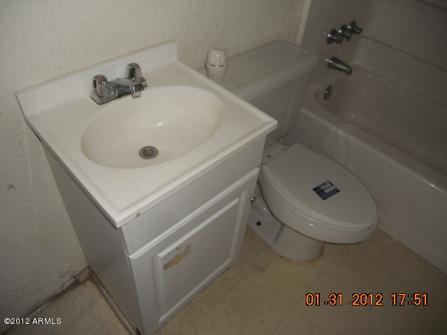 2925 West Almeria Road Phoenix, AZ 85009 - Photo 12 of 16 unit 2 bathroom