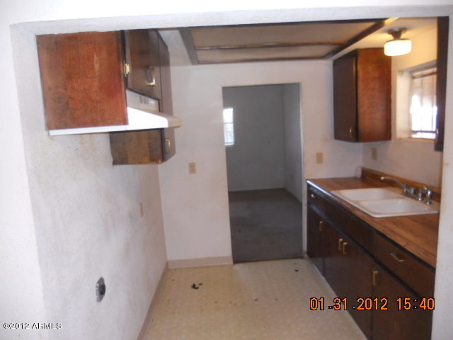 2925 West Almeria Road Phoenix, AZ 85009 - Photo 6 of 16 kitchen