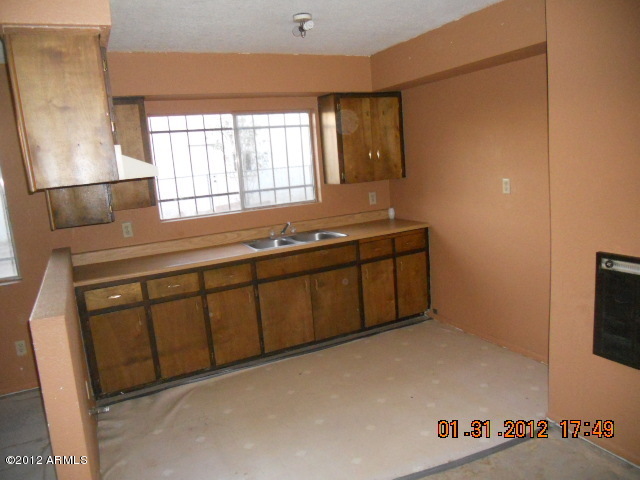 2925 West Almeria Road Phoenix, AZ 85009 - Photo 9 of 16 unit 2 kitchen