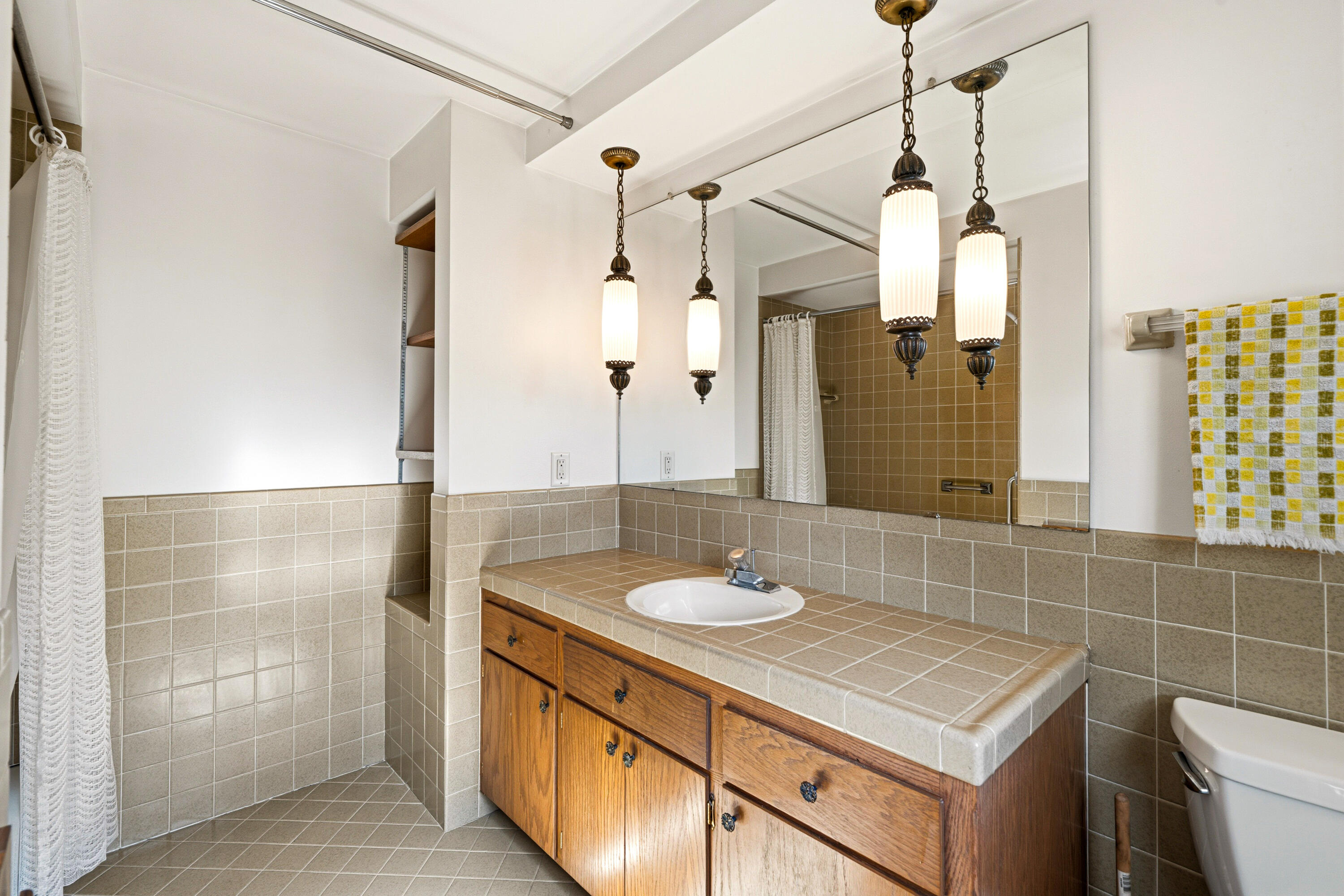 19272 West Coffee Road New Berlin, WI 53146 - Photo 25 of 49 Second Floor Full Bathroom