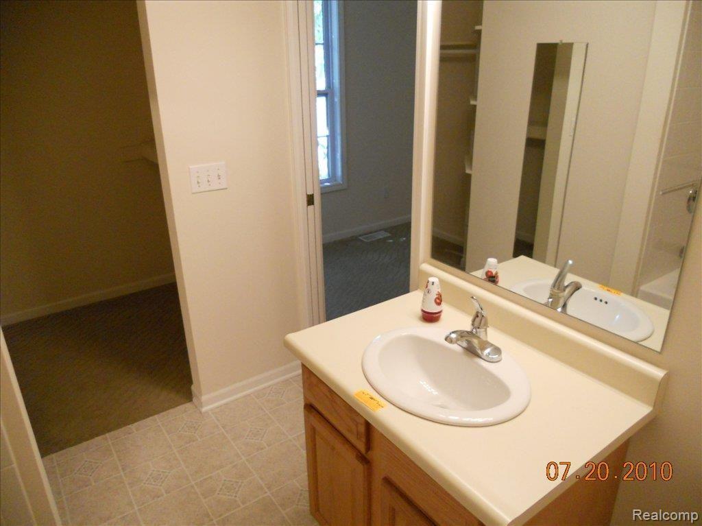601 Fenton Commons Lane, Unit 1 Fenton, MI 48430 - Photo 9 of 12 DSCN1264