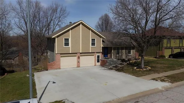 $389,000 | 518 Northwest 65th Terrace, Kansas City, MO 64118