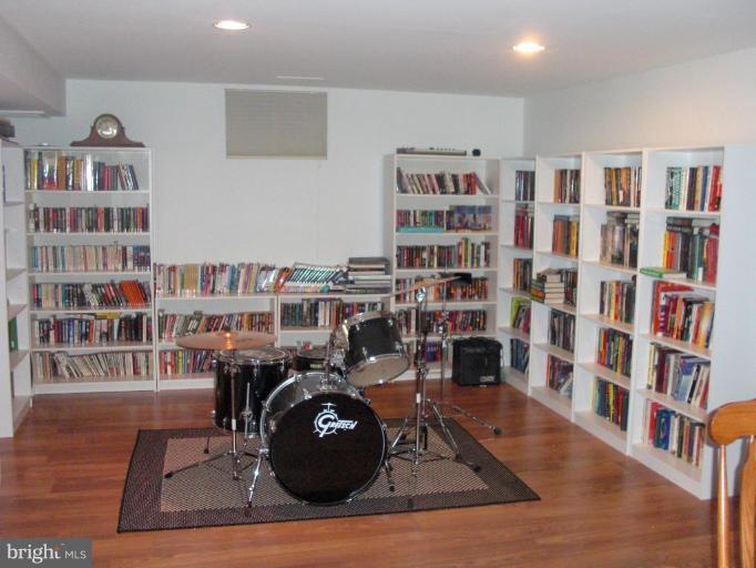 1286 Wedgewood Manor Way Reston, VA 20194 - Photo 14 of 20 rec room