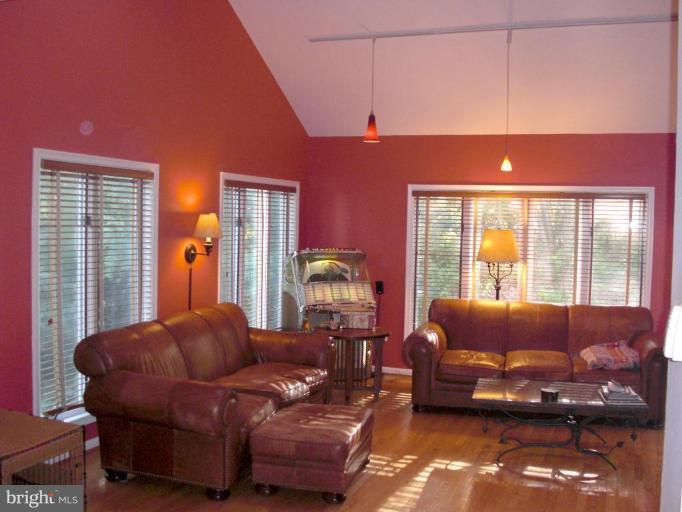 1286 Wedgewood Manor Way Reston, VA 20194 - Photo 3 of 20 living room