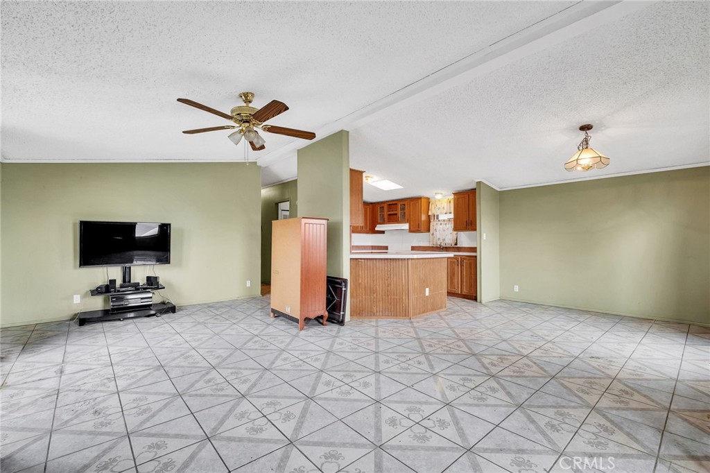 16600 Downey, Unit 31 Paramount, CA 90723 - Photo 2 of 39