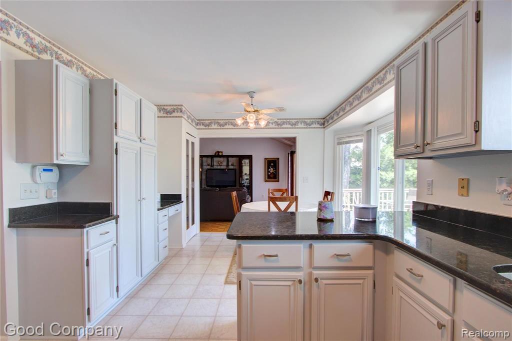 864 Preswick Court Rochester Hills, MI 48307 - Photo 16 of 47
