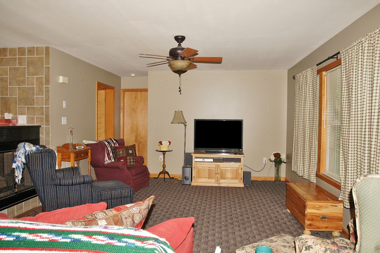 4906 Stanley Farm Road Salem, VA 24153 - Photo 12 of 20 Family Room
