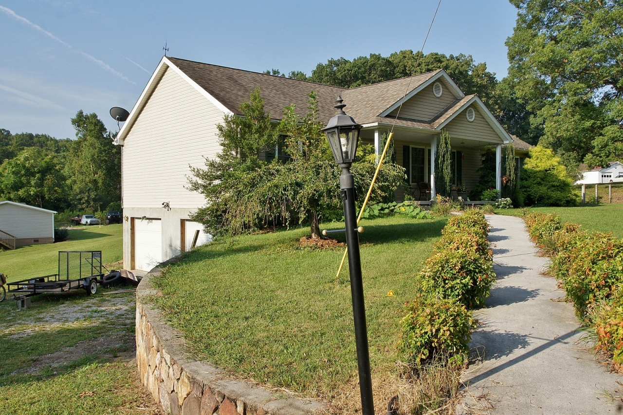 4906 Stanley Farm Road Salem, VA 24153 - Photo 17 of 20 Garage View