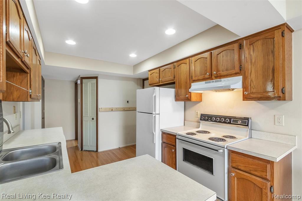 144 Meadow Ln Circle Rochester Hills, MI 48307 - Photo 14 of 36
