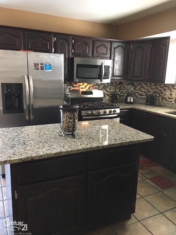 28339 Lange Road New Baltimore, MI 48047 - Photo 6 of 13 31282334-5.JPG