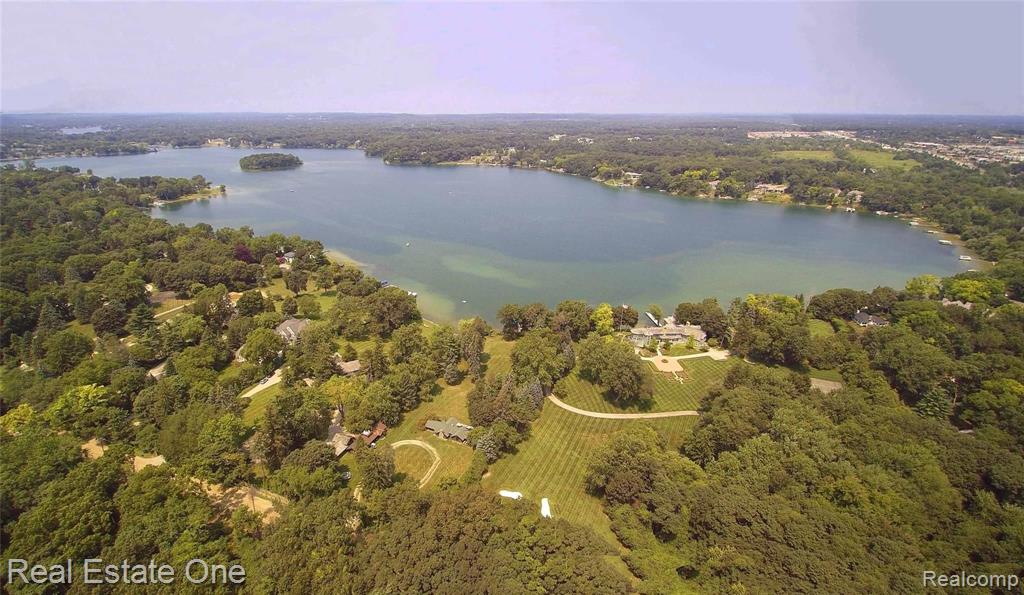 450 Gallogly Road Lake Angelus, MI 48326 - Photo 3 of 14