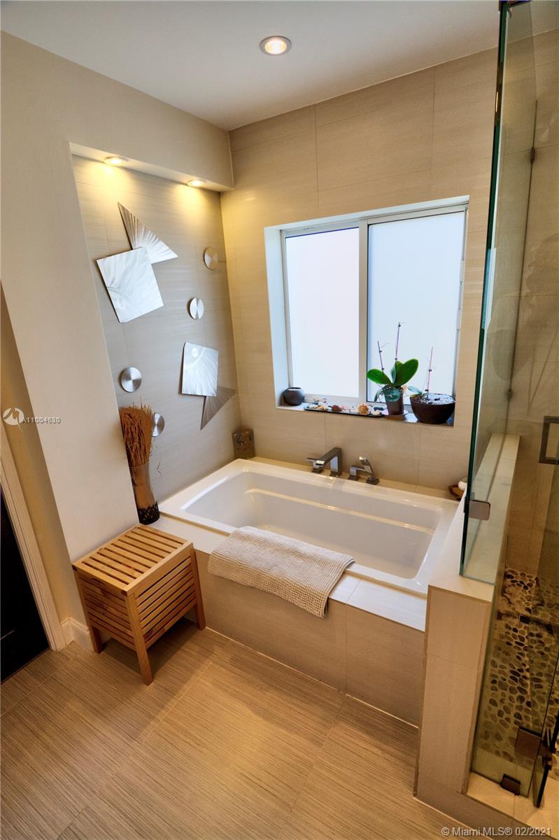 4455 Alton Road Miami Beach, FL 33140 - Photo 12 of 17