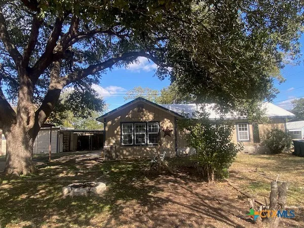 $1,275 | 214 South Hackberry Avenue, Luling, TX 78648