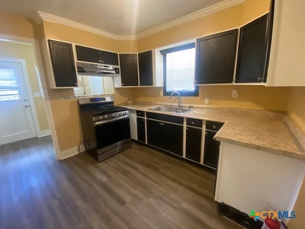 $1,275 | 214 South Hackberry Avenue, Luling, TX 78648