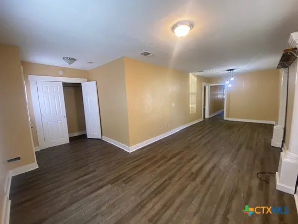 $1,275 | 214 South Hackberry Avenue, Luling, TX 78648
