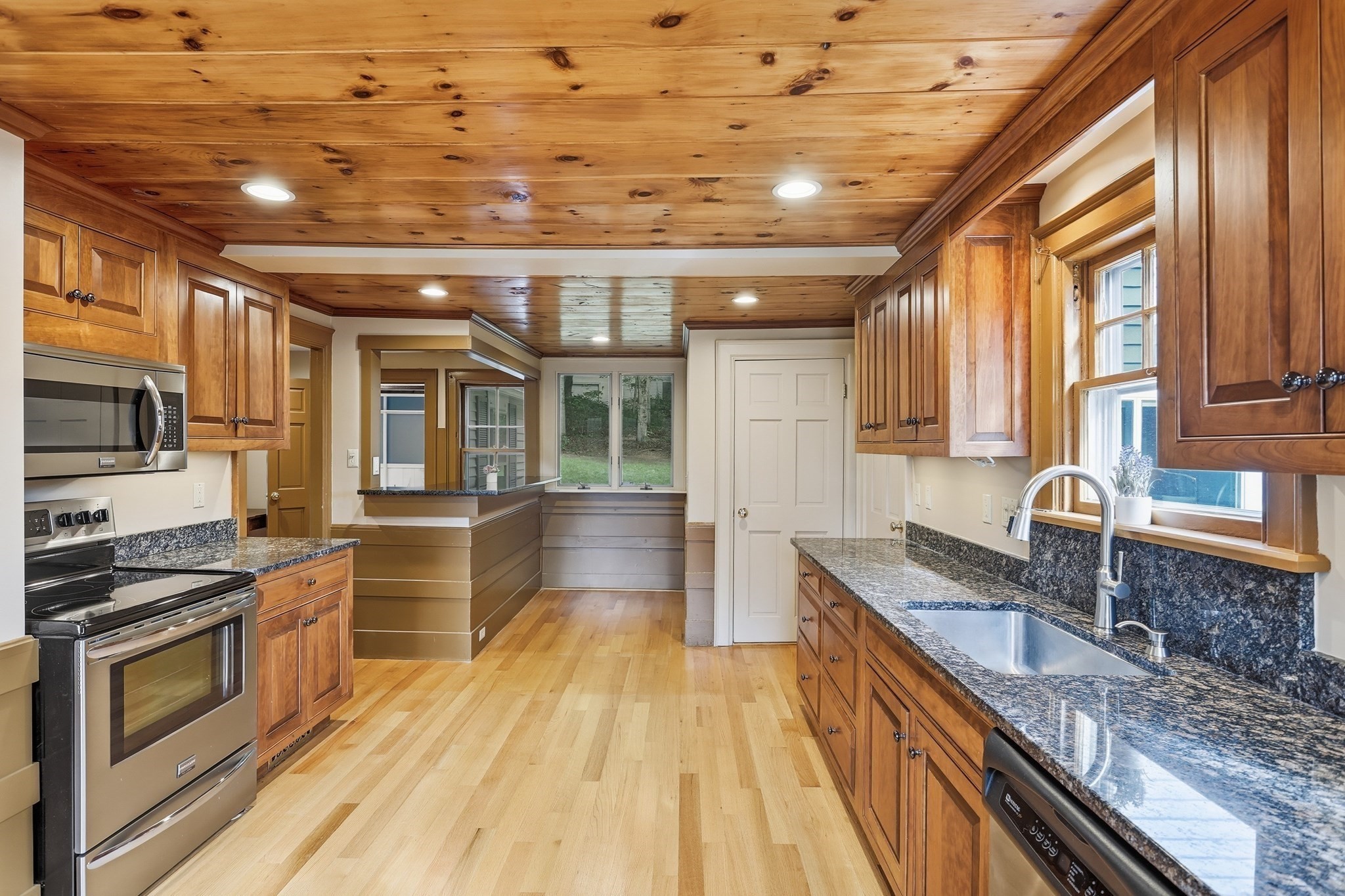 85 Wallace Hill Road Townsend, MA 01469 - Photo 14 of 23 Gallery Image 14