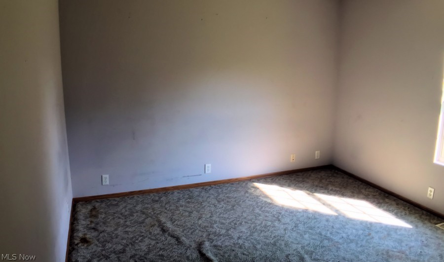 1472 Braun Road Belpre, OH 45714 - Photo 12 of 19 Bedroom - Front - Center