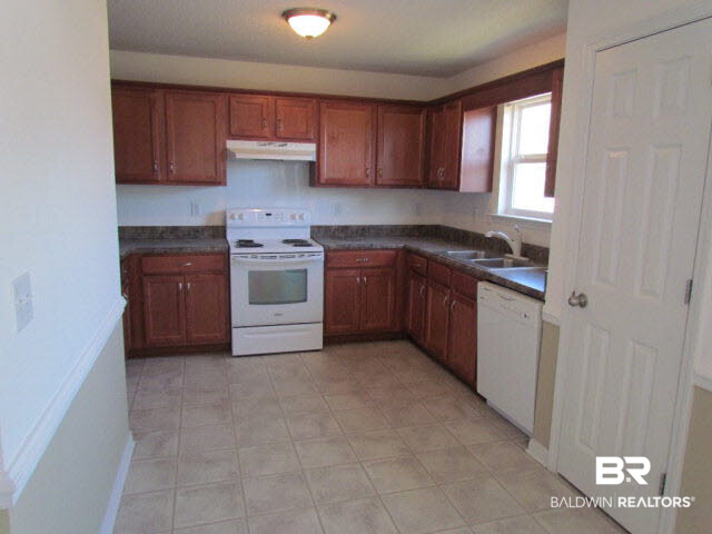 1784 Abbey Loop Foley, AL 36535 - Photo 4 of 12 Kitchen
